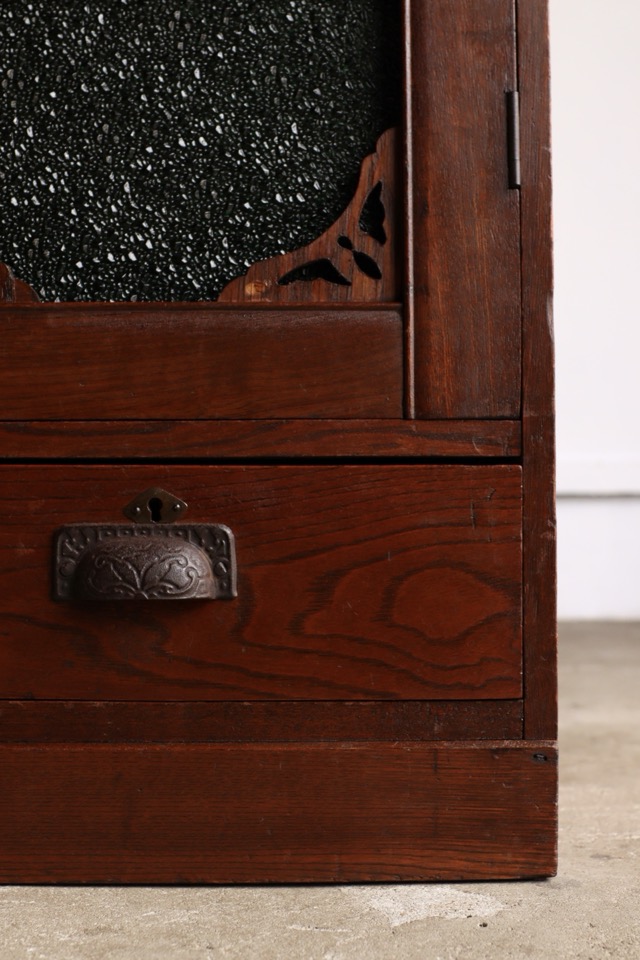 ダイヤガラスの戸棚