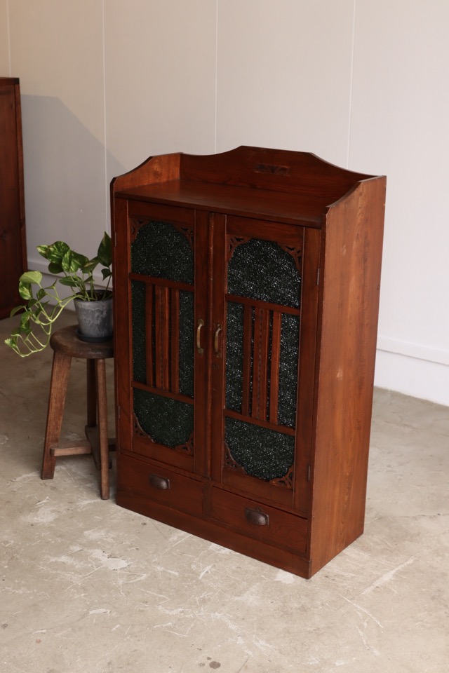 ダイヤガラスの戸棚