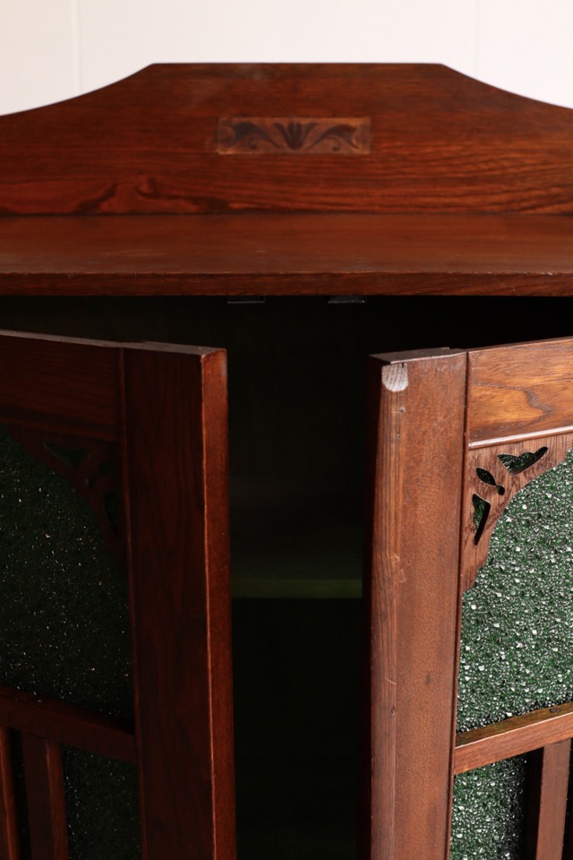 ダイヤガラスの戸棚