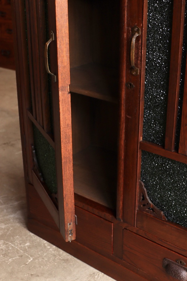 ダイヤガラスの戸棚