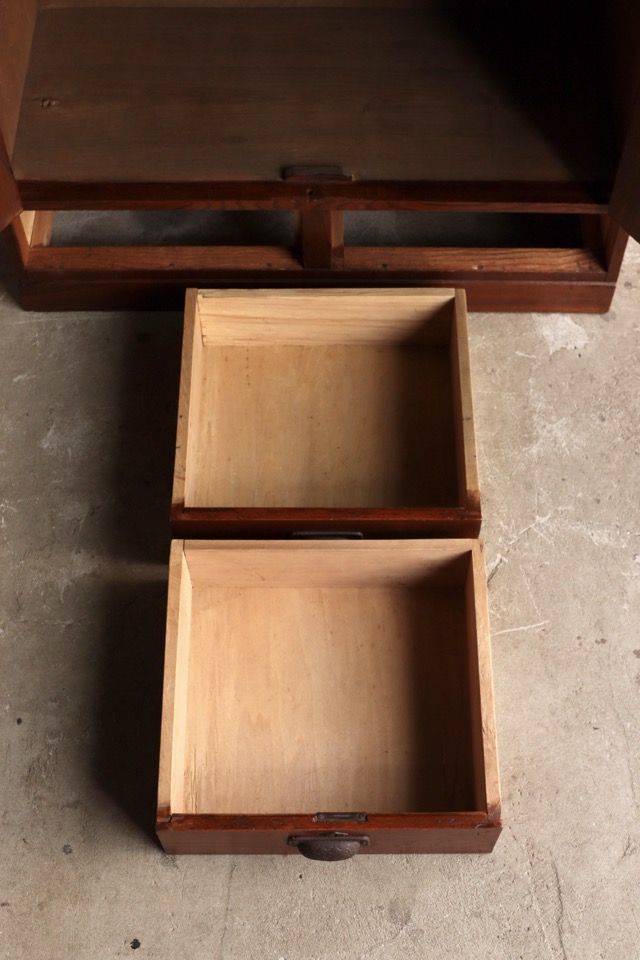 ダイヤガラスの戸棚