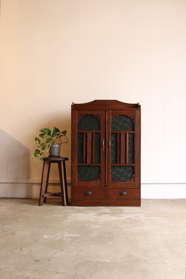 ダイヤガラスの戸棚