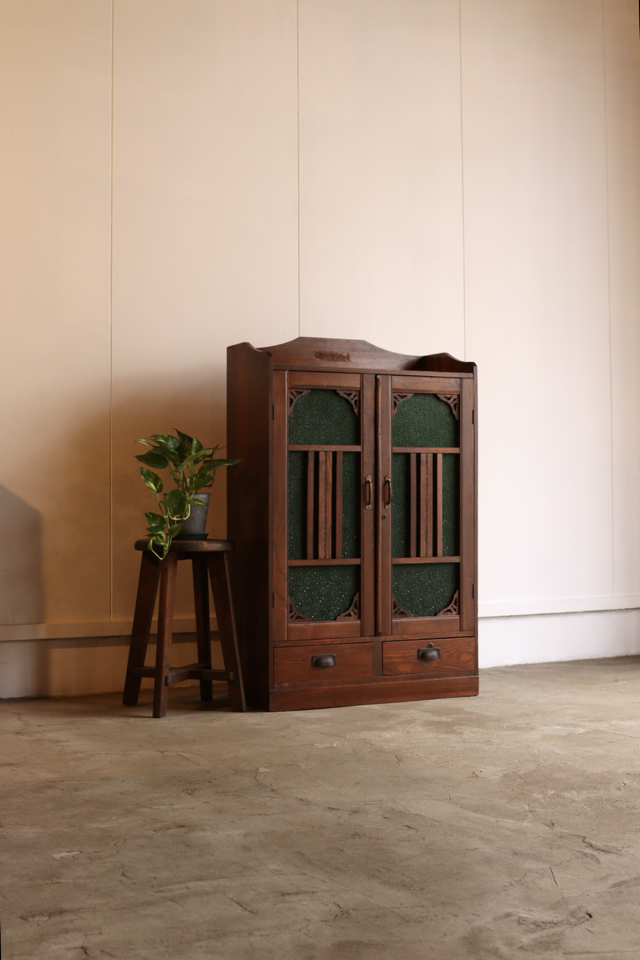 ダイヤガラスの戸棚