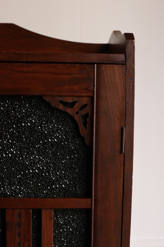 ダイヤガラスの戸棚