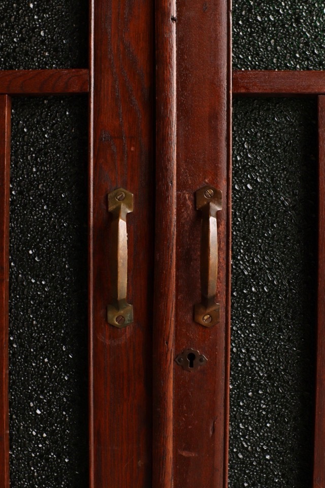 ダイヤガラスの戸棚