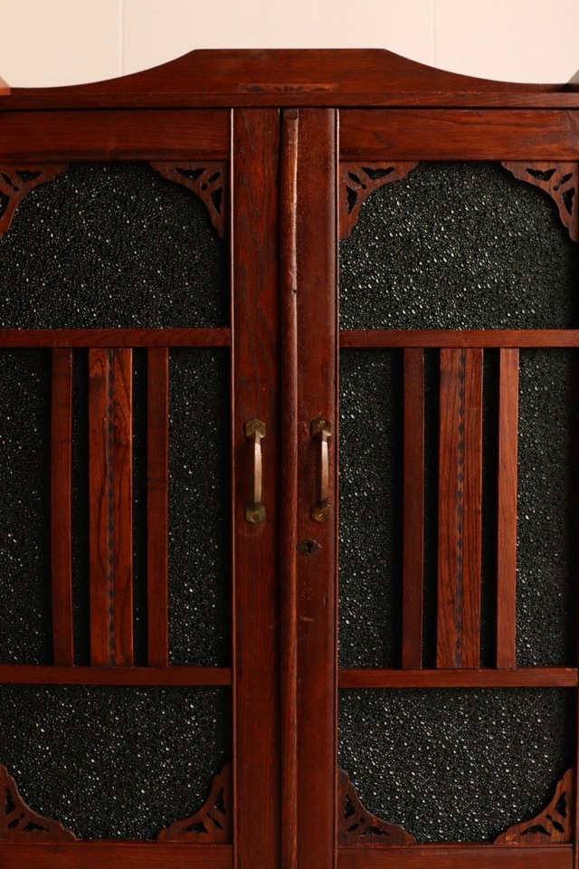 ダイヤガラスの戸棚