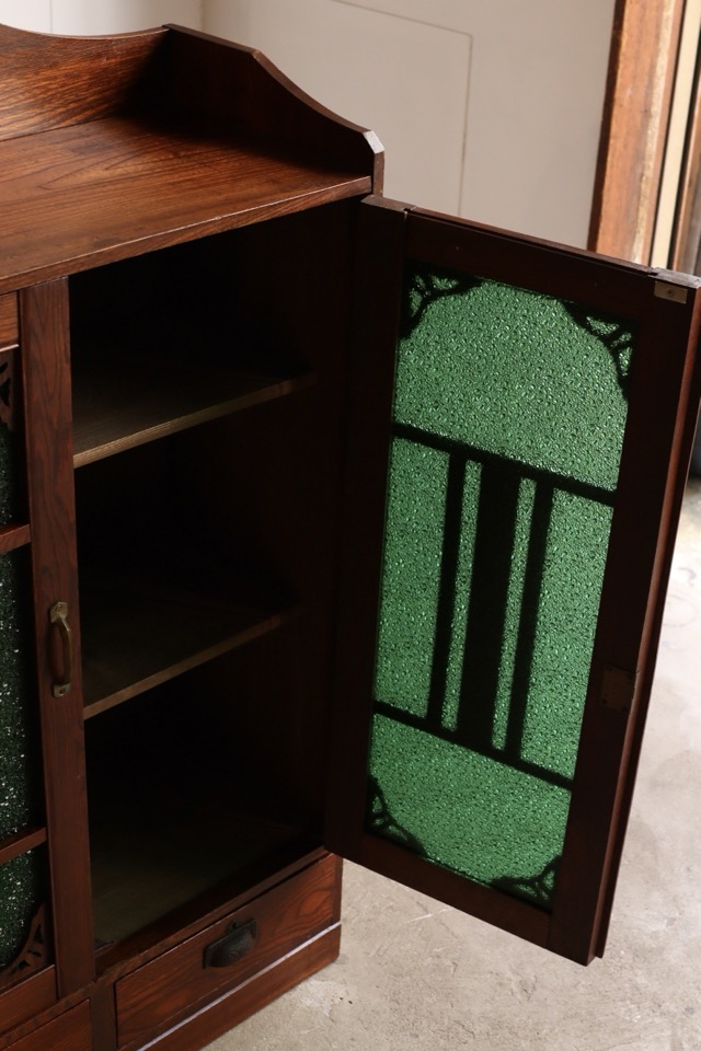 ダイヤガラスの戸棚