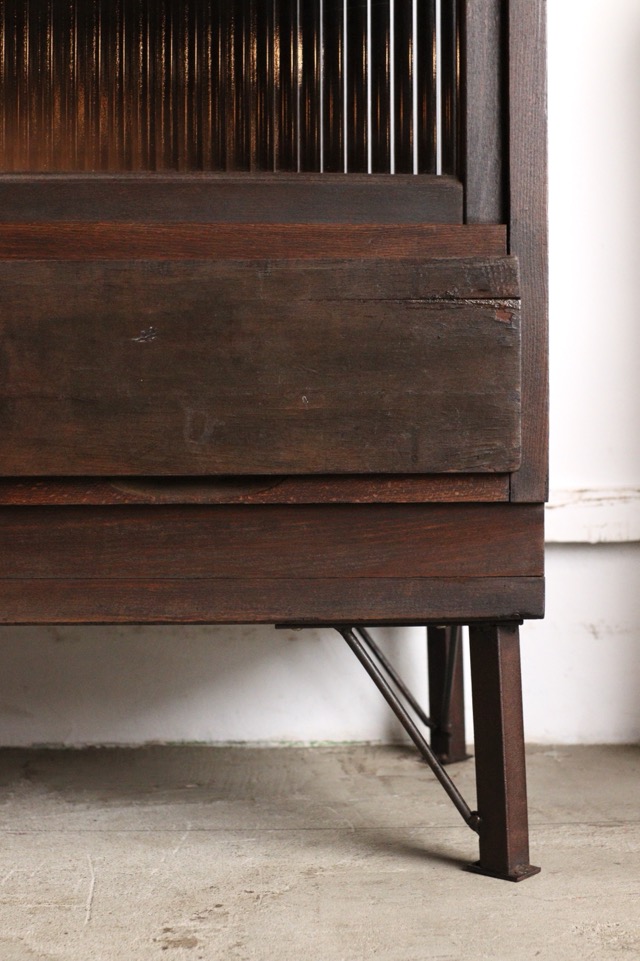 モールガラスの引戸棚