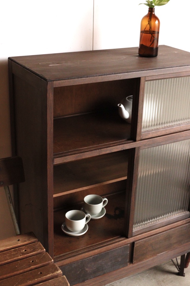 モールガラスの引戸棚