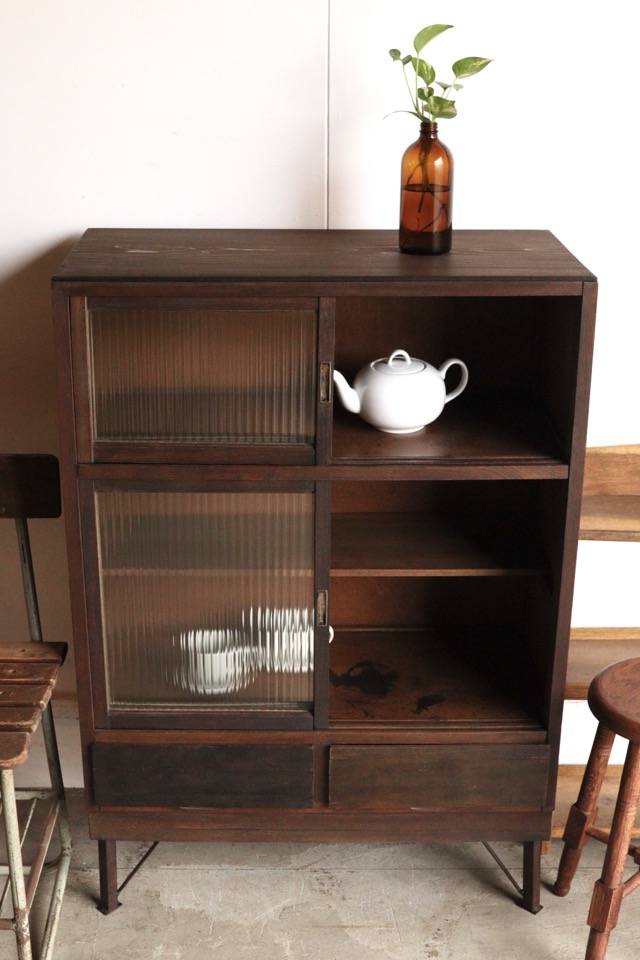 モールガラスの引戸棚