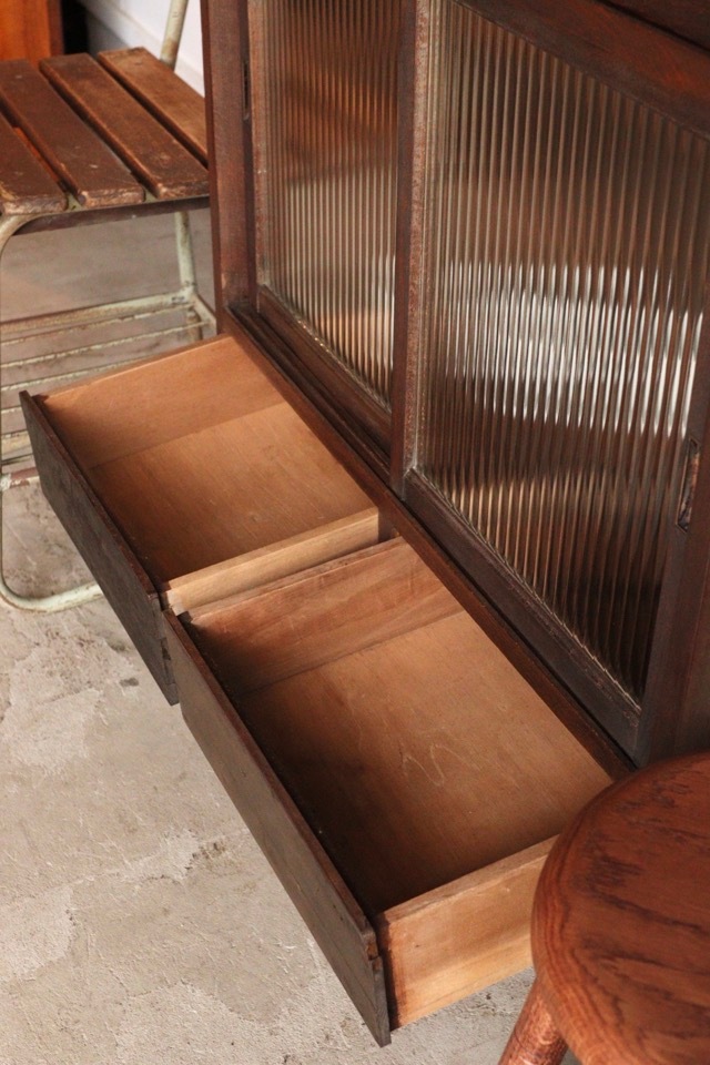 モールガラスの引戸棚