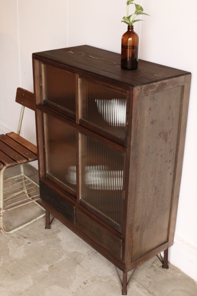 モールガラスの引戸棚