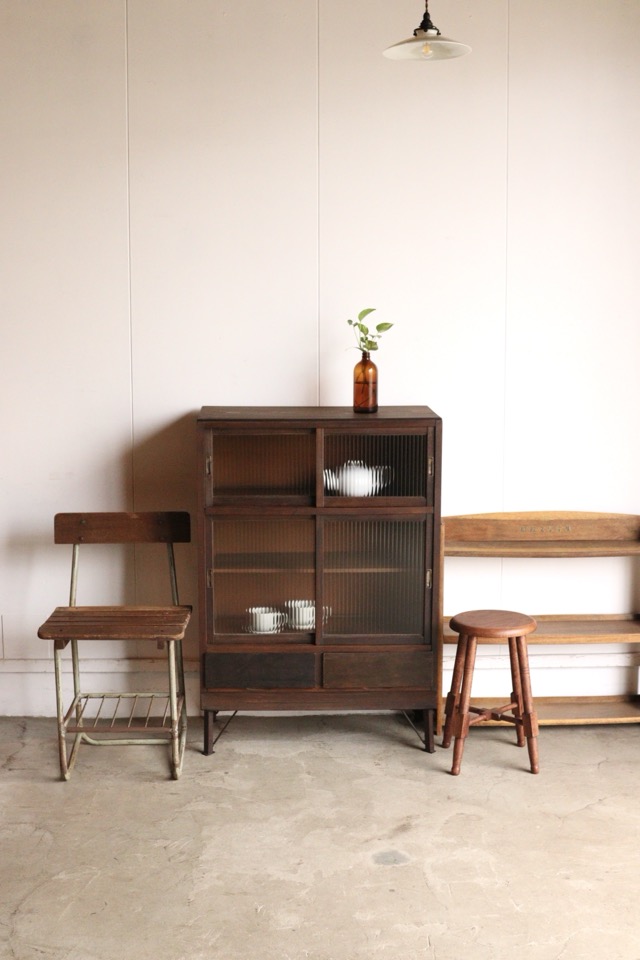 モールガラスの引戸棚