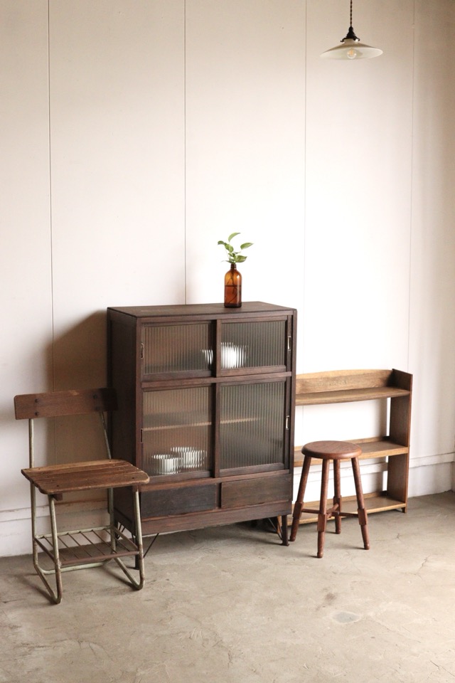 モールガラスの引戸棚