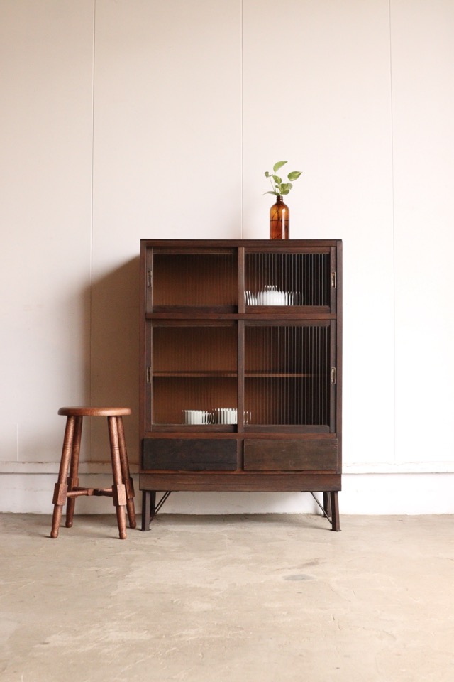 モールガラスの引戸棚