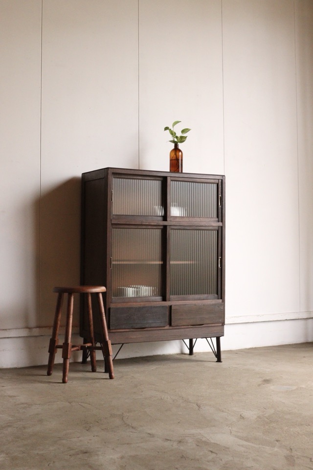 モールガラスの引戸棚