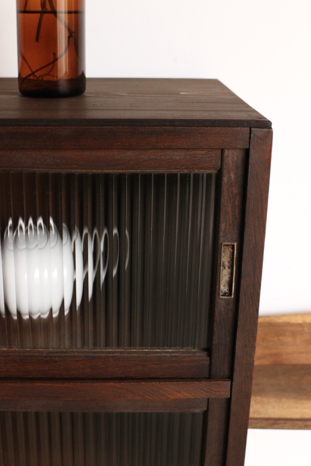 モールガラスの引戸棚