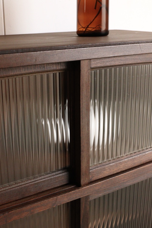 モールガラスの引戸棚