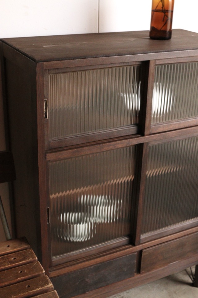 モールガラスの引戸棚