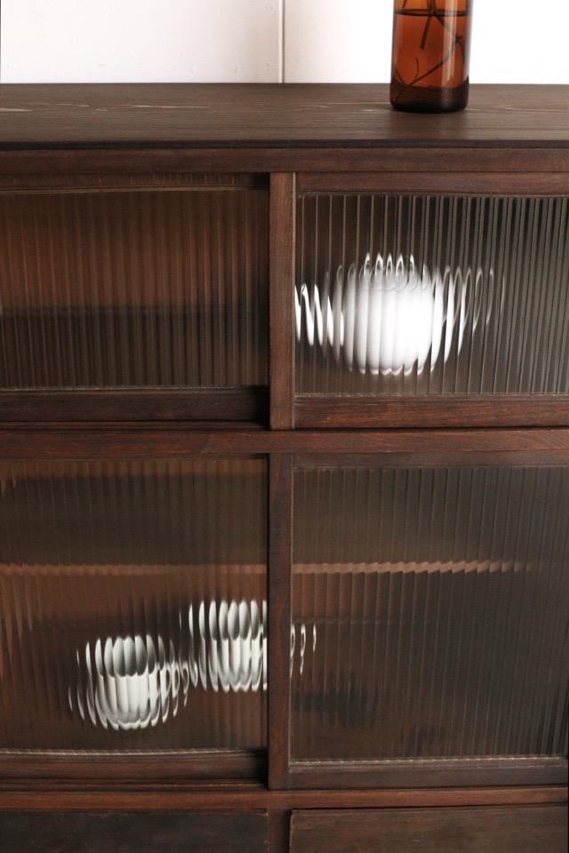 モールガラスの引戸棚