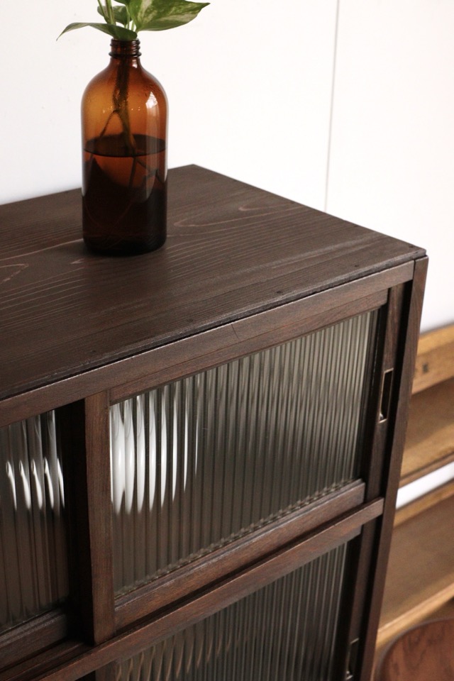 モールガラスの引戸棚