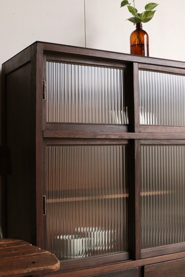 モールガラスの引戸棚