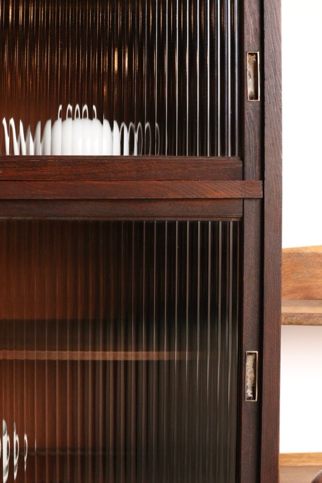 モールガラスの引戸棚