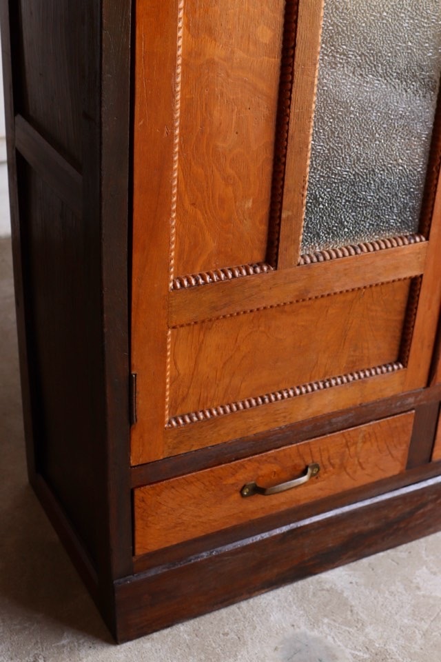 ダイヤガラスの戸棚