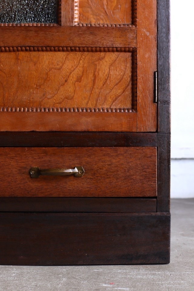 ダイヤガラスの戸棚