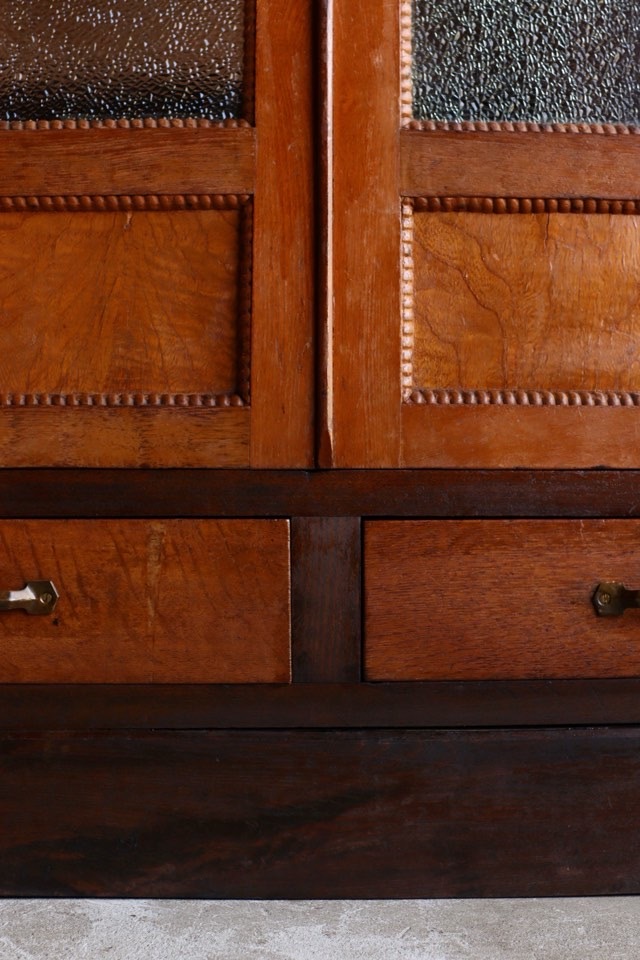 ダイヤガラスの戸棚