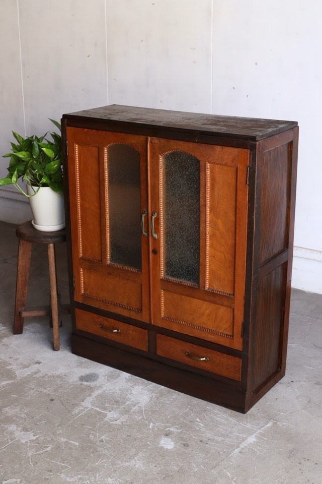 ダイヤガラスの戸棚