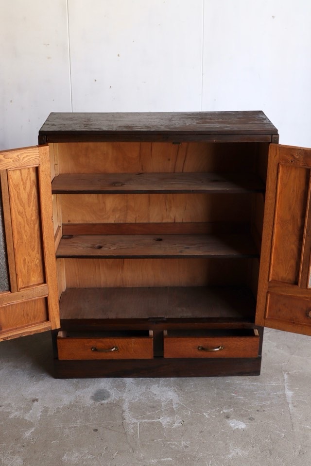 ダイヤガラスの戸棚