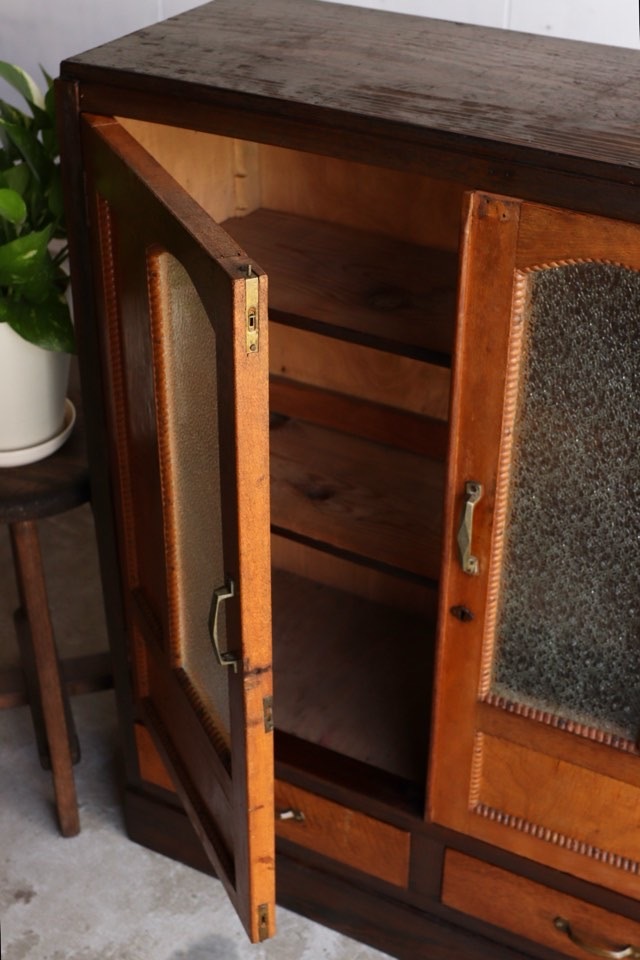 ダイヤガラスの戸棚