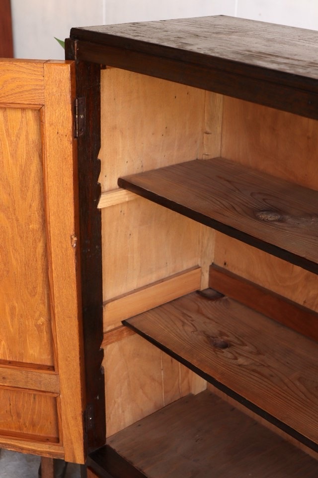 ダイヤガラスの戸棚