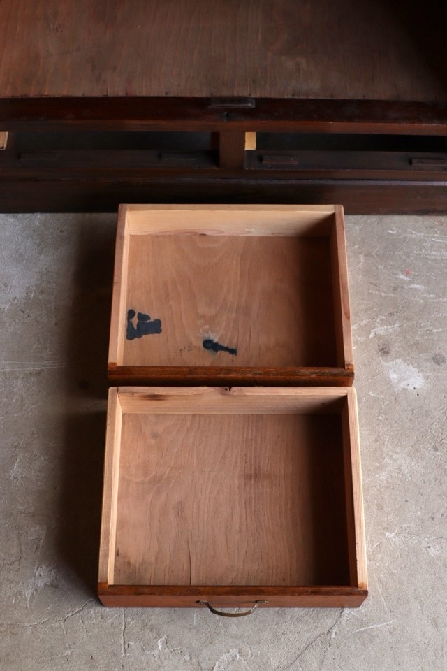 ダイヤガラスの戸棚