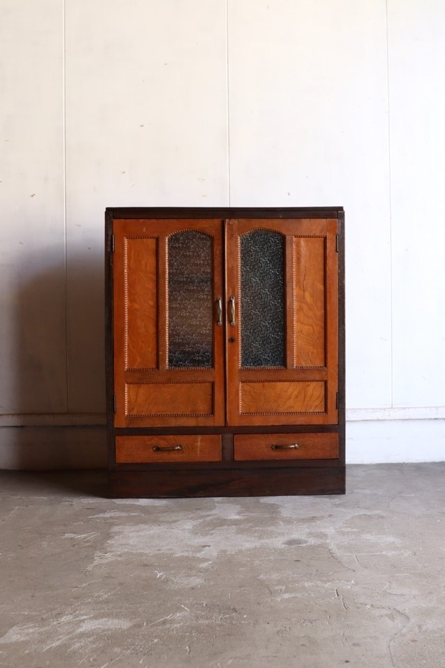 ダイヤガラスの戸棚