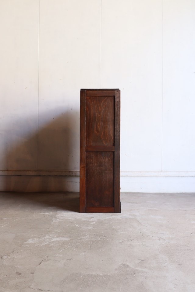 ダイヤガラスの戸棚