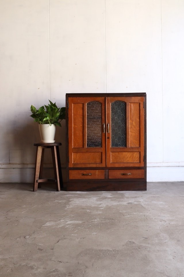 ダイヤガラスの戸棚