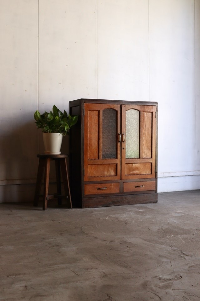 ダイヤガラスの戸棚