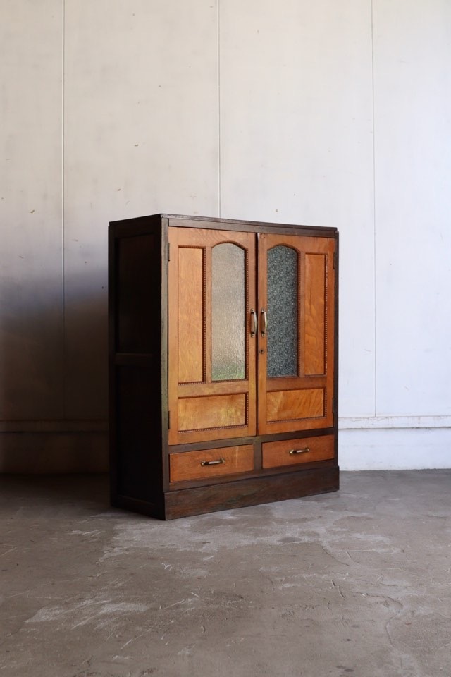 ダイヤガラスの戸棚