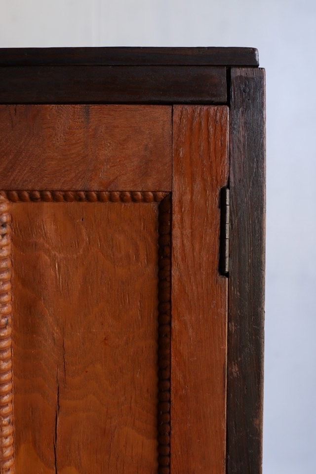 ダイヤガラスの戸棚