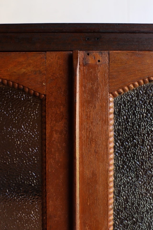 ダイヤガラスの戸棚