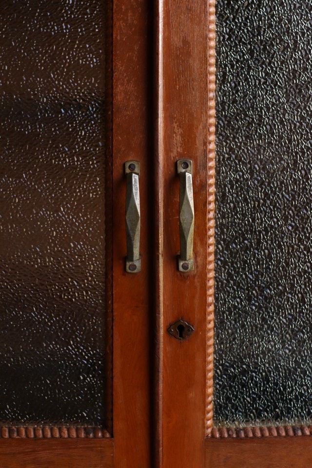 ダイヤガラスの戸棚