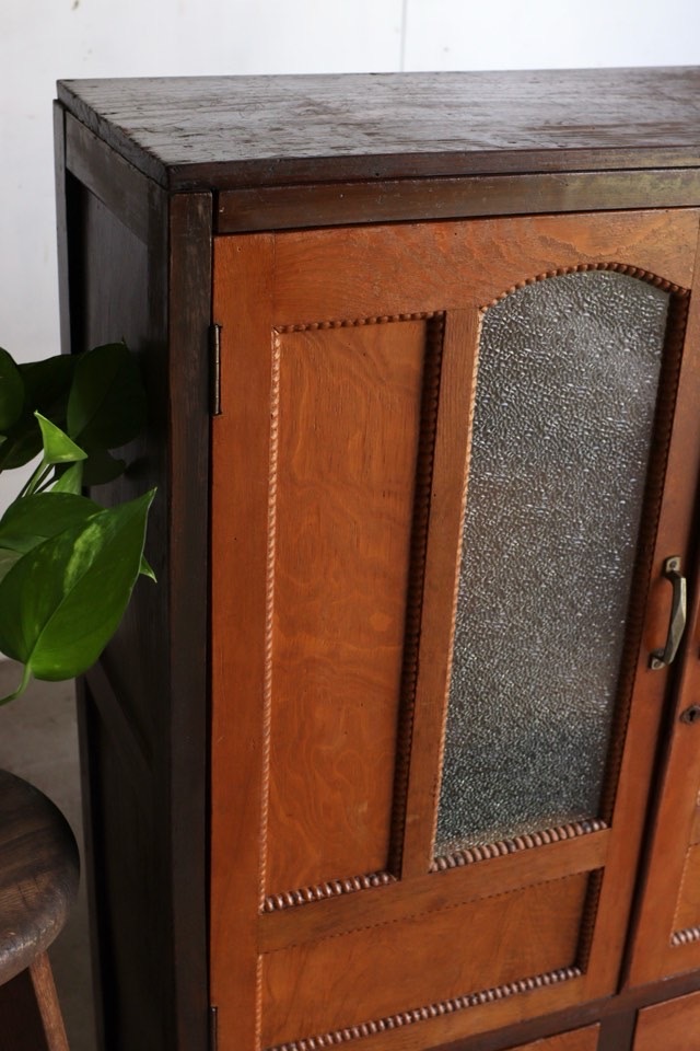 ダイヤガラスの戸棚