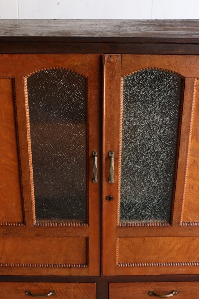 ダイヤガラスの戸棚