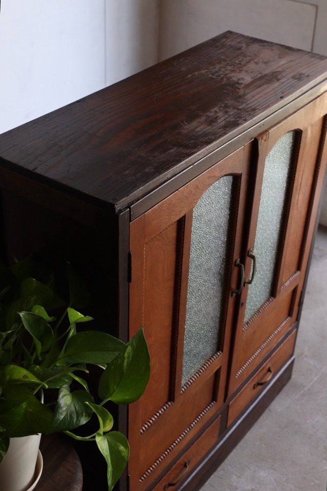 ダイヤガラスの戸棚