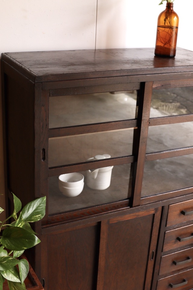 古家具 古道具 引き出し 前面ガラス 収納家具 ヴィンテージ家具 楽天市場】アンティーク家具 昭和初期 和モダン 緑の色硝子 書棚 収納