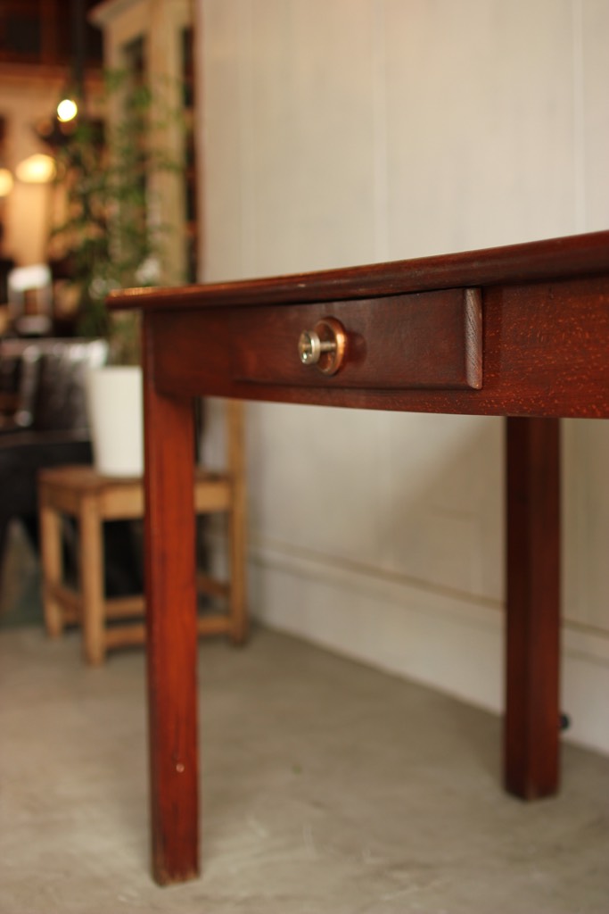 ベルギー製のテーブル