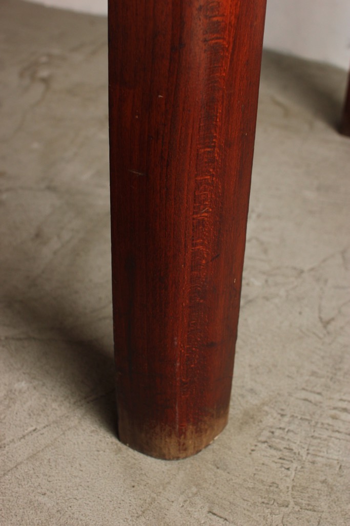 ベルギー製のテーブル