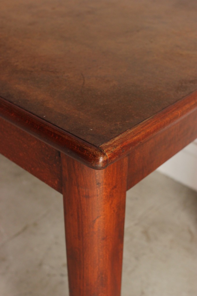 ベルギー製のテーブル